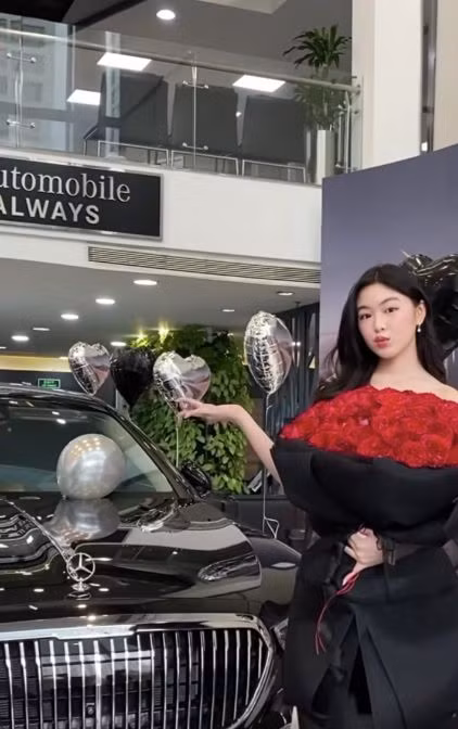Khán giả phát hiện sự bất nhất khi MC Quyền Linh từng nói nếu con muốn sở hữu chiếc xe riêng thì đó phải là tiền do con tự làm ra và tiết kiệm, trong khi Lọ Lem chia sẻ cô mua xe một phần nhờ sự hỗ trợ của bố mẹ.