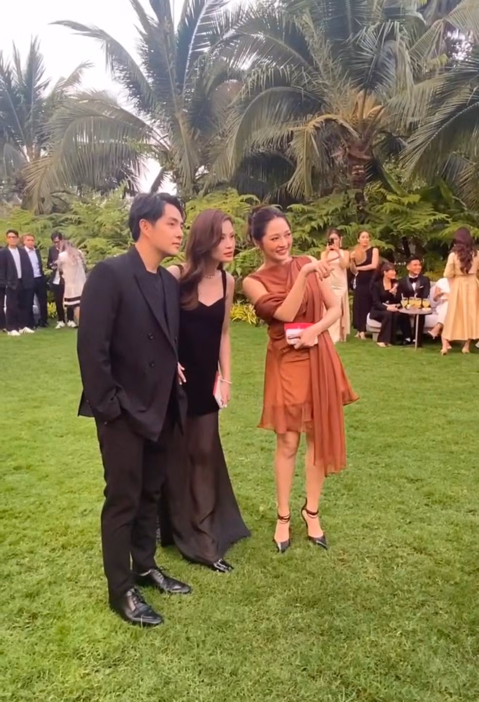 Khoảnh khắc các nghệ sĩ trong lễ thành đôi của Vũ Cát Tường được chia sẻ, thu hút sự chú ý.