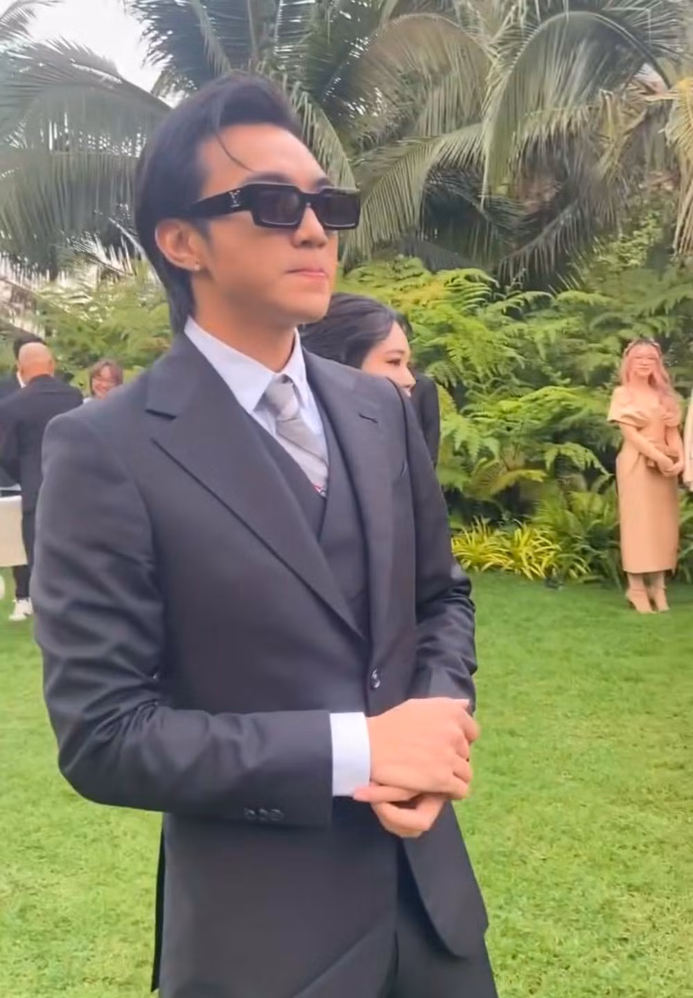 Khoảnh khắc các nghệ sĩ trong lễ thành đôi của Vũ Cát Tường được chia sẻ, thu hút sự chú ý.