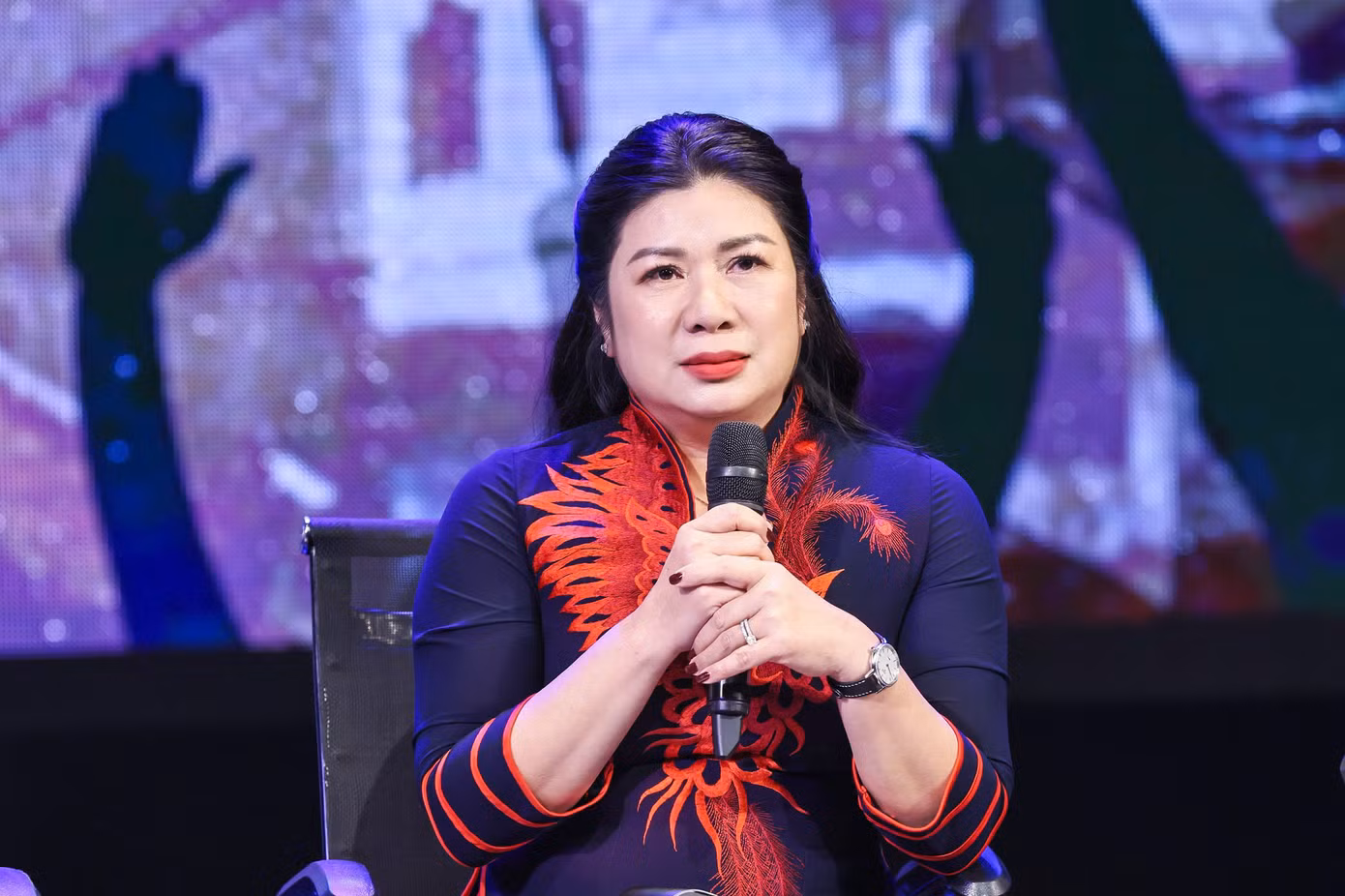 Tổng đạo diễn, NSƯT Cao Ngọc Ánh (trái) và NSƯT Thanh Tâm xúc động chia sẻ về quá trình xây dựng nhạc kịch "Lửa từ đất".