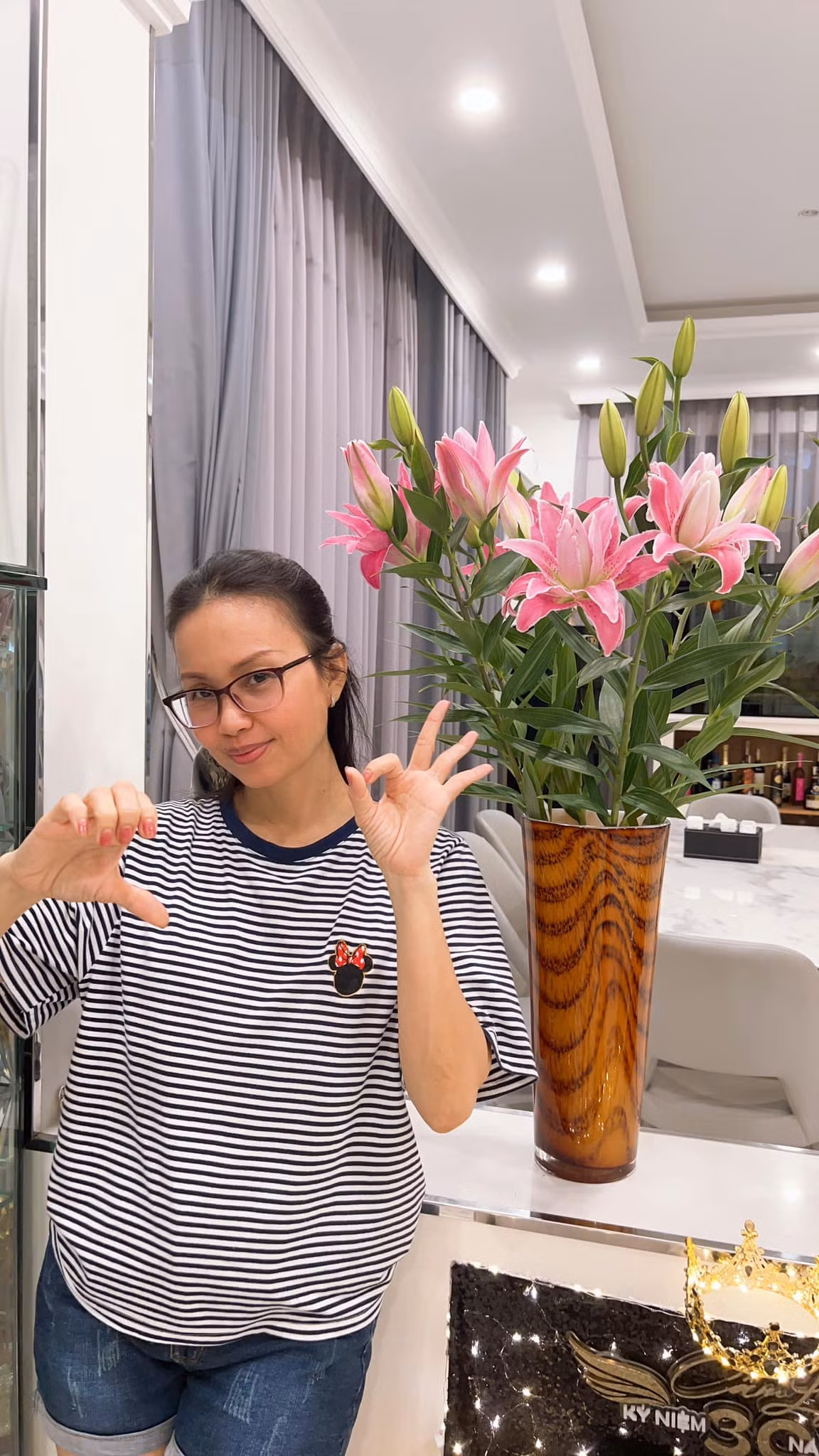Cẩm Ly thường khoe những khoảnh khắc cô cắm hoa, nấu ăn, đi du lịch và trang trí nhà cửa.