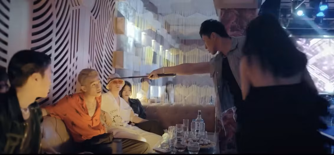 Cảnh bạo lực, cảnh nóng trong phim Biệt dược đen gây cảm giác bội thực cho khán giả. Cảnh bạo lực, cảnh nóng trong phim Biệt dược đen gây cảm giác bội thực cho khán giả.