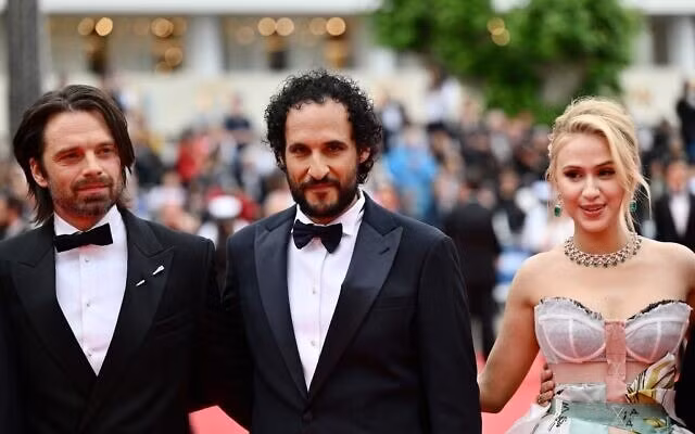 Tài tử Sebastian Stan, đạo diễn Ali Abbasi và nữ diễn viên Maria Bakalova (trái qua phải) trên thảm đỏ LHP Cannes ngày 20/5. Ảnh: Christophe Simon.