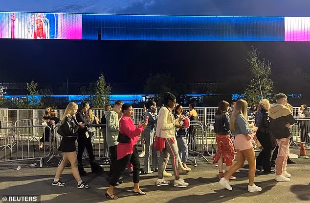 Người hâm mộ thất vọng rời nhà thi đấu sau khi ban tổ chức thông báo hoãn show Nicki Minaj. Ảnh: Reuters.