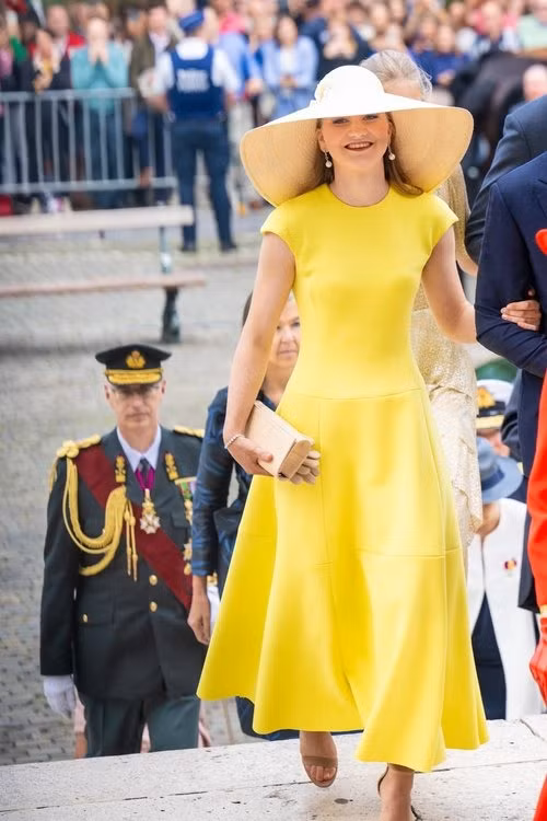 Elisabeth cũng sở hữu phong cách thời trang thanh lịch và nữ tính. Cô thường lựa chọn trang phục đơn sắc, vừa vặn với cơ thể, kín đáo nhưng không quá bảo thủ. Tạp chí Vogue cho biết Nữ hoàng Bỉ tương lai thường xuyên mặc những thiết kế nữ tính của các nhà thiết kế nội địa như Dries Van Noten.