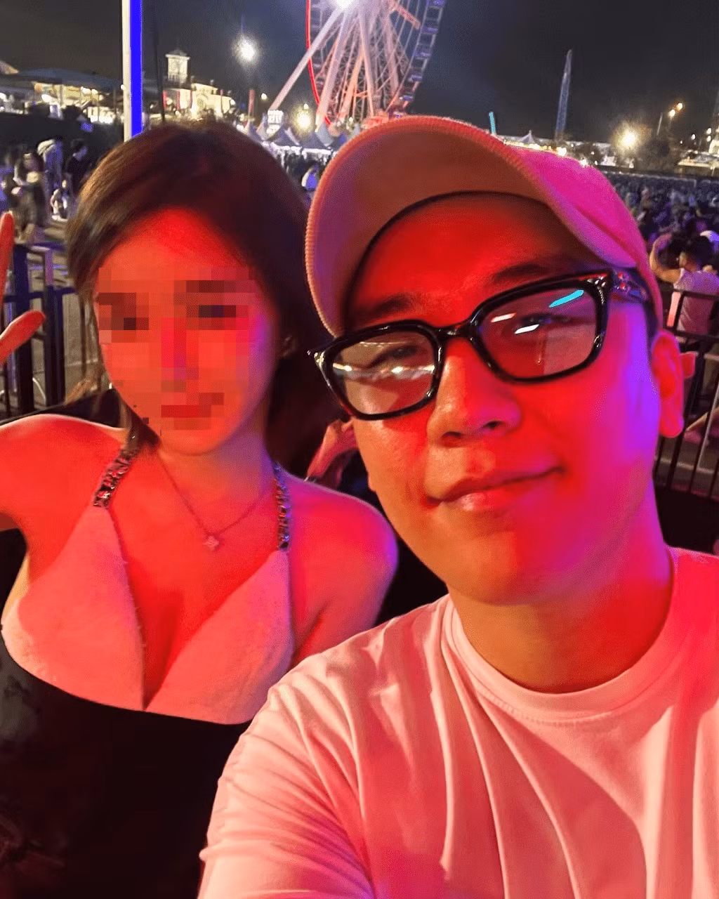 Một fan nữ gợi cảm khác cũng đăng ảnh chụp với Seungri tại lễ hội âm nhạc vào tháng 4.
