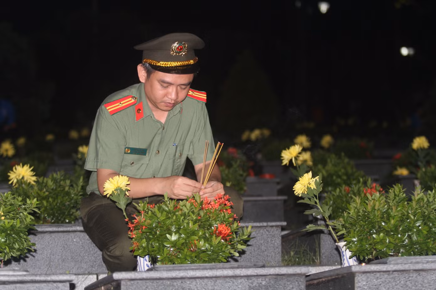Thiếu tá Trần Hữu An - Phó trưởng phòng Công tác Đảng và công tác chính trị Công an tỉnh Bình Dương thắp hương tri ân Anh hùng liệt sĩ