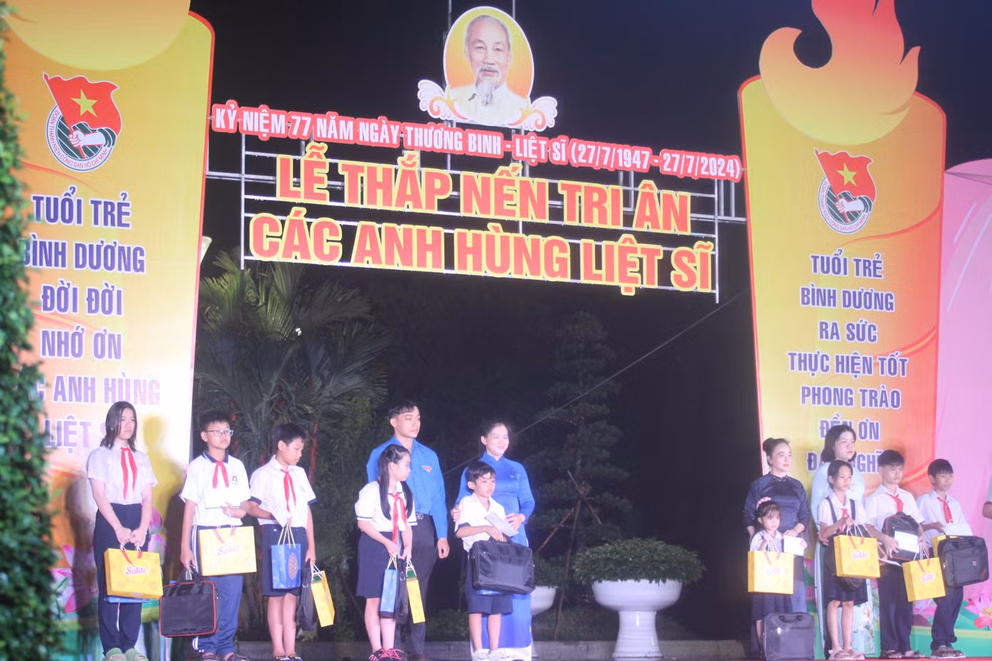 Các em thiếu nhi là con, cháu của các Anh hùng liệt sĩ nhận quà từ ban tổ chức