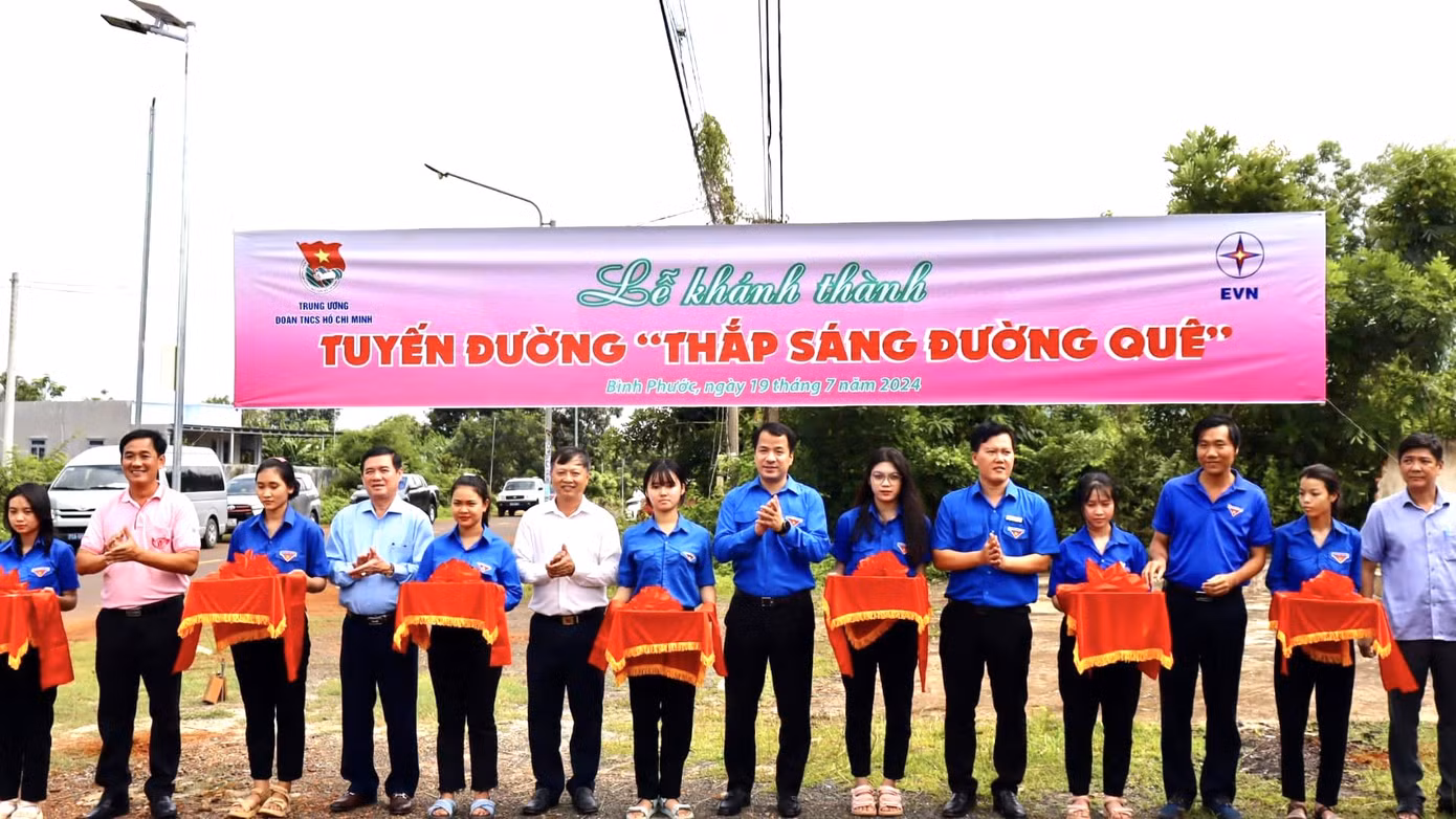 Tại Lễ ra quân, Ban Tổ chức đã trao tặng 40 suất quà cho thanh niên công nhân, gia đình chính sách, người dân có hoàn cảnh khó khăn; trao tặng 15 chiếc xe đạp cho học sinh vượt khó học tốt; trao tặng các nguồn lực để thực hiện các công trình: 2 tuyến đường thắp sáng, 2 công trình “Ánh sáng biên cương”, 2 căn nhà nhân ái… với tổng trị giá kinh phí là hơn 620 triệu đồng. Tại Lễ ra quân, Ban Tổ chức đã trao tặng 40 suất quà cho thanh niên công nhân, gia đình chính sách, người dân có hoàn cảnh khó khăn; trao tặng 15 chiếc xe đạp cho học sinh vượt khó học tốt; trao tặng các nguồn lực để thực hiện các công trình: 2 tuyến đường thắp sáng, 2 công trình “Ánh sáng biên cương”, 2 căn nhà nhân ái… với tổng trị giá kinh phí là hơn 620 triệu đồng.