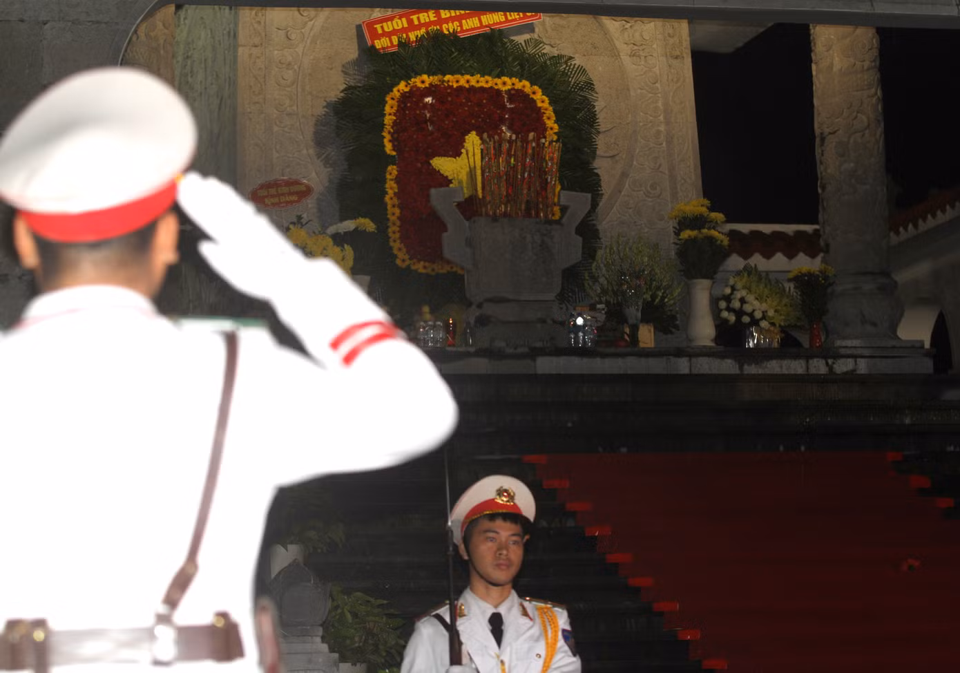 Tại sự kiện, tuổi trẻ Bình Dương dành phút mặc niệm để tưởng nhớ các Anh hùng liệt sĩ và Tổng Bí thư Nguyễn Phú Trọng.