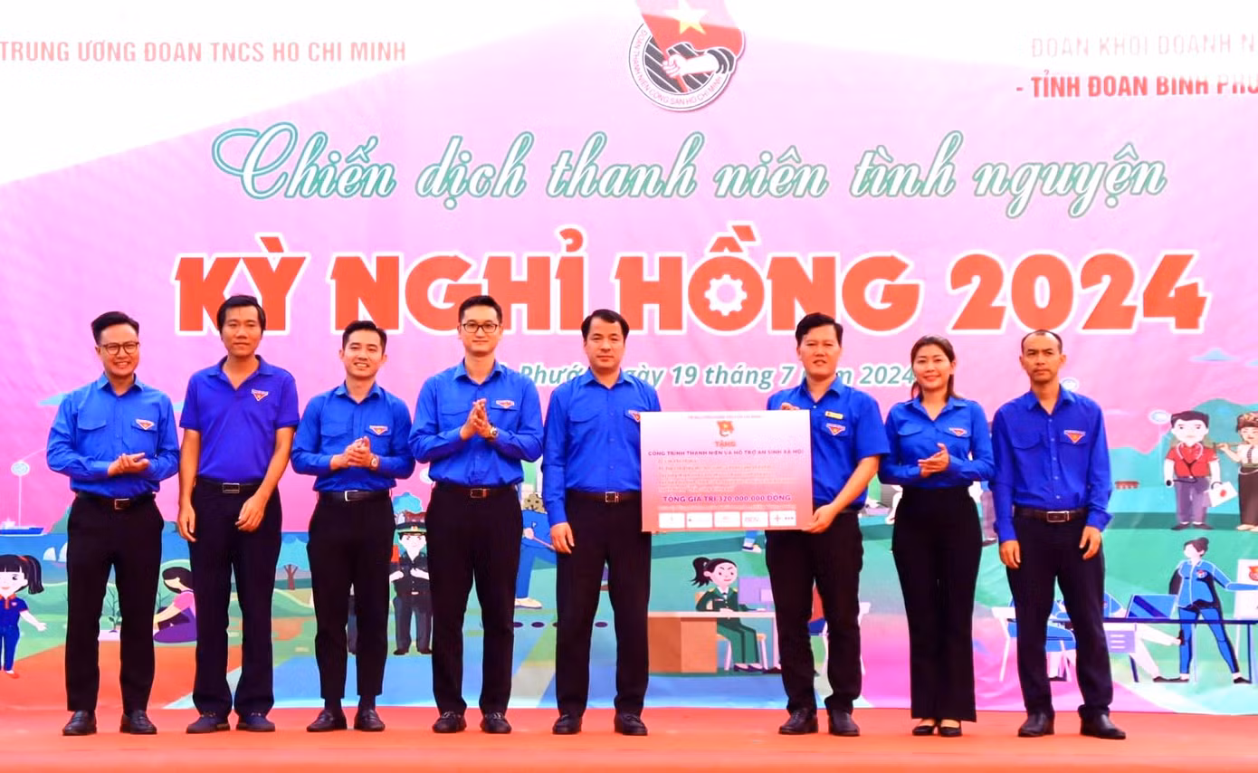 “Kỳ nghỉ hồng là môi trường thực tiễn phong phú, sinh động cho hàng trăm ngàn đoàn viên, thanh niên cán bộ, công chức, viên chức công nhân người lao động trẻ trên cả nước rèn luyện bản lĩnh, nhận thức và hành động, dấn thân đảm nhận những phần việc khó khăn để cống hiến sức trẻ của mình cho cộng đồng trong thời gian qua” – Bí thư T.Ư Đoàn Ngô Văn Cương nhấn mạnh. Ảnh: T.Ư Đoàn trao tặng nguồn lực để thực hiện các công trình tại Bình Phước. “Kỳ nghỉ hồng là môi trường thực tiễn phong phú, sinh động cho hàng trăm ngàn đoàn viên, thanh niên cán bộ, công chức, viên chức công nhân người lao động trẻ trên cả nước rèn luyện bản lĩnh, nhận thức và hành động, dấn thân đảm nhận những phần việc khó khăn để cống hiến sức trẻ của mình cho cộng đồng trong thời gian qua” – Bí thư T.Ư Đoàn Ngô Văn Cương nhấn mạnh. Ảnh: T.Ư Đoàn trao tặng nguồn lực để thực hiện các công trình tại Bình Phước.