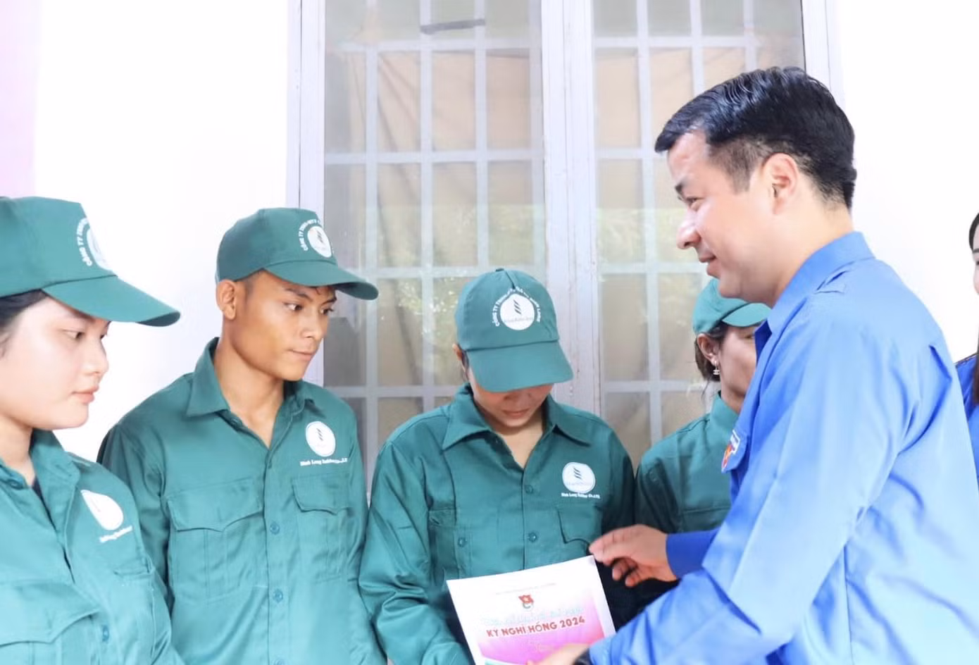 Để tổ chức các hoạt động tình nguyện có chất lượng, hiệu quả, mang lại lợi ích thiết thực cho cộng đồng, tại Lễ ra quân, Ban Tổ chức đã ra quân 5 đội hình Thanh niên tình nguyện gồm: Đội hình tình nguyện công chức, viên chức trẻ; Đội hình thanh niên tình nguyện; Đội hình thanh niên công nhân, kỹ sư trẻ; Đội hình tri thức trẻ tình nguyện; Đội hình sinh viên tình nguyện nhằm hưởng ứng có hiệu quả các nội dung, nhiệm vụ trong Chiến dịch tình nguyện “Kỳ nghỉ hồng” và triển khai thực hiện hiệu quả các nội dung, nhiệm vụ cụ thể trong từng nhóm lực lượng. Ảnh: Bí thư T.Ư Đoàn Ngô Văn Cương thăm và tặng quà thanh niên công nhân đang làm việc tại Nông trường Cao su Lợi Hưng thuộc Công ty TNHH MTV Cao su Bình Long. Để tổ chức các hoạt động tình nguyện có chất lượng, hiệu quả, mang lại lợi ích thiết thực cho cộng đồng, tại Lễ ra quân, Ban Tổ chức đã ra quân 5 đội hình Thanh niên tình nguyện gồm: Đội hình tình nguyện công chức, viên chức trẻ; Đội hình thanh niên tình nguyện; Đội hình thanh niên công nhân, kỹ sư trẻ; Đội hình tri thức trẻ tình nguyện; Đội hình sinh viên tình nguyện nhằm hưởng ứng có hiệu quả các nội dung, nhiệm vụ trong Chiến dịch tình nguyện “Kỳ nghỉ hồng” và triển khai thực hiện hiệu quả các nội dung, nhiệm vụ cụ thể trong từng nhóm lực lượng. Ảnh: Bí thư T.Ư Đoàn Ngô Văn Cương thăm và tặng quà thanh niên công nhân đang làm việc tại Nông trường Cao su Lợi Hưng thuộc Công ty TNHH MTV Cao su Bình Long.