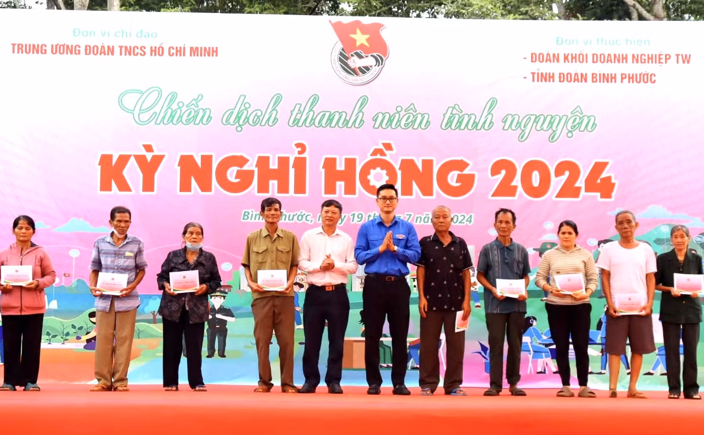 Ban tổ chức trao tặng quà thanh niên công nhân, gia đình chính sách, người dân có hoàn cảnh khó khăn. Ban tổ chức trao tặng quà thanh niên công nhân, gia đình chính sách, người dân có hoàn cảnh khó khăn.