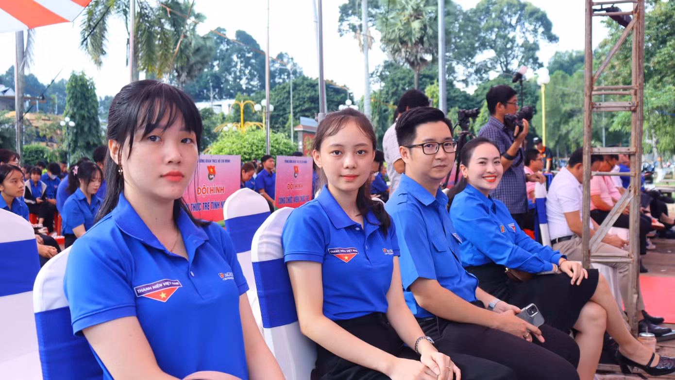 Phát biểu tại Lễ ra quân, anh Ngô Văn Cương - Bí thư T.Ư Đoàn, Chủ nhiệm Uỷ ban Kiểm tra Trung ương Đoàn cho biết, Chiến dịch tình nguyện Kỳ nghỉ hồng là phương thức hoạt động tình nguyện nhằm phát huy vai trò xung kích của đoàn viên, thanh niên là cán bộ, công chức, viên chức công nhân người lao động trẻ vận dụng chuyên môn nghiệp vụ để tham gia các hoạt động tình nguyện, phục vụ cộng đồng. Ảnh: Tình nguyện viên tham dự lễ ra quân. Phát biểu tại Lễ ra quân, anh Ngô Văn Cương - Bí thư T.Ư Đoàn, Chủ nhiệm Uỷ ban Kiểm tra Trung ương Đoàn cho biết, Chiến dịch tình nguyện Kỳ nghỉ hồng là phương thức hoạt động tình nguyện nhằm phát huy vai trò xung kích của đoàn viên, thanh niên là cán bộ, công chức, viên chức công nhân người lao động trẻ vận dụng chuyên môn nghiệp vụ để tham gia các hoạt động tình nguyện, phục vụ cộng đồng. Ảnh: Tình nguyện viên tham dự lễ ra quân.