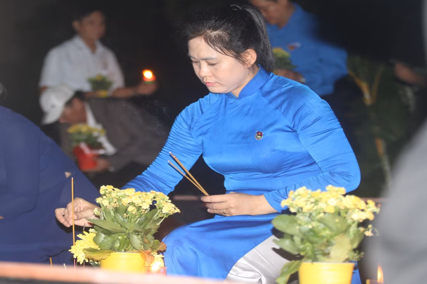 Chị Trần Thị Diễm Trinh - Bí thư Tỉnh Đoàn Bình Dương thắp hương tri ân Anh hùng liệt sĩ.