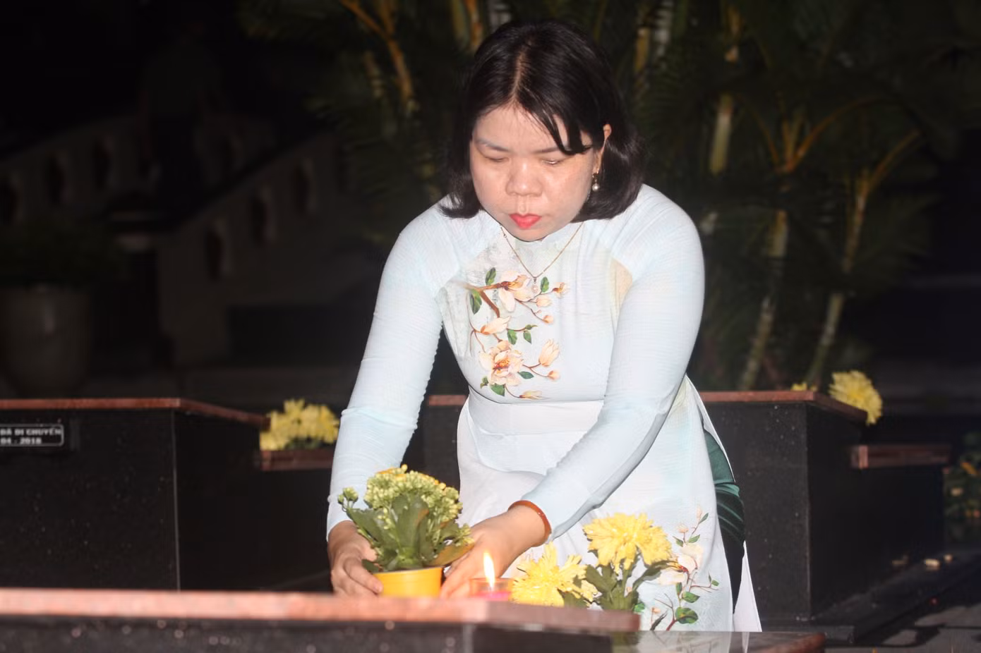 Bà Nguyễn Thị Ngọc Xuân - Phó trưởng Đoàn đại biểu Quốc hội thắp nến tri ân Anh hùng liệt sĩ