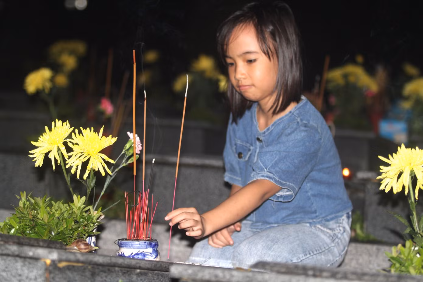 Bé gái là cháu của Anh hùng liệt sĩ đến thắp hương tưởng nhớ người thân
