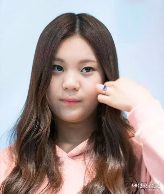 Nhận quá nhiều lời chê bai, có thời điểm Umji tự ti đến mức không dám ngẩng mặt nhìn thẳng vào camera. Tại sân khấu âm nhạc của đài KBS, cô tránh nhìn về phía khán giả bằng cách lấy tóc che phủ hầu hết gương mặt bầu bĩnh của mình. Áp lực chồng áp lực, cô tiếp tục bị đánh giá thiếu chuyên nghiệp vì ủ rũ, thiếu năng lượng trên sân khấu.