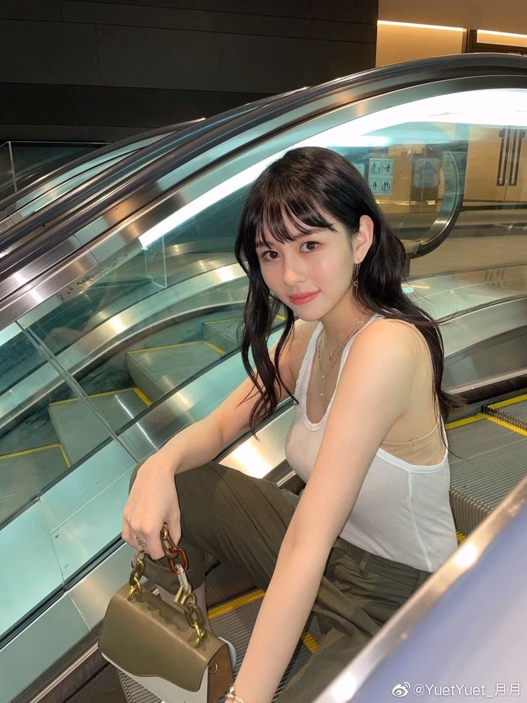 “Tôi còn nhiều điều muốn trải nghiệm, từ học tập, trở thành người mẫu hay thi thoảng vẽ vời, nấu nướng, tận hưởng khoảng thời gian tuyệt vời khi là con gái cưng của cha mẹ. Tôi còn cần được chỉ bảo thêm”, Thẩm Nguyệt bộc bạch.