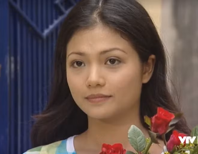 Cách đây 22 năm, vai Nhung của Kiều Anh trong Phía trước là bầu trời gây ấn tượng mạnh. Đạo diễn Đỗ Thanh Hải mời đích danh Kiều Anh vào vai Nhung. Trong vai sinh viên báo chí mới ra trường, Nhung sống những ngày tháng vui vẻ nhưng cũng lắm áp lực nơi xóm trọ của bác Toàn.