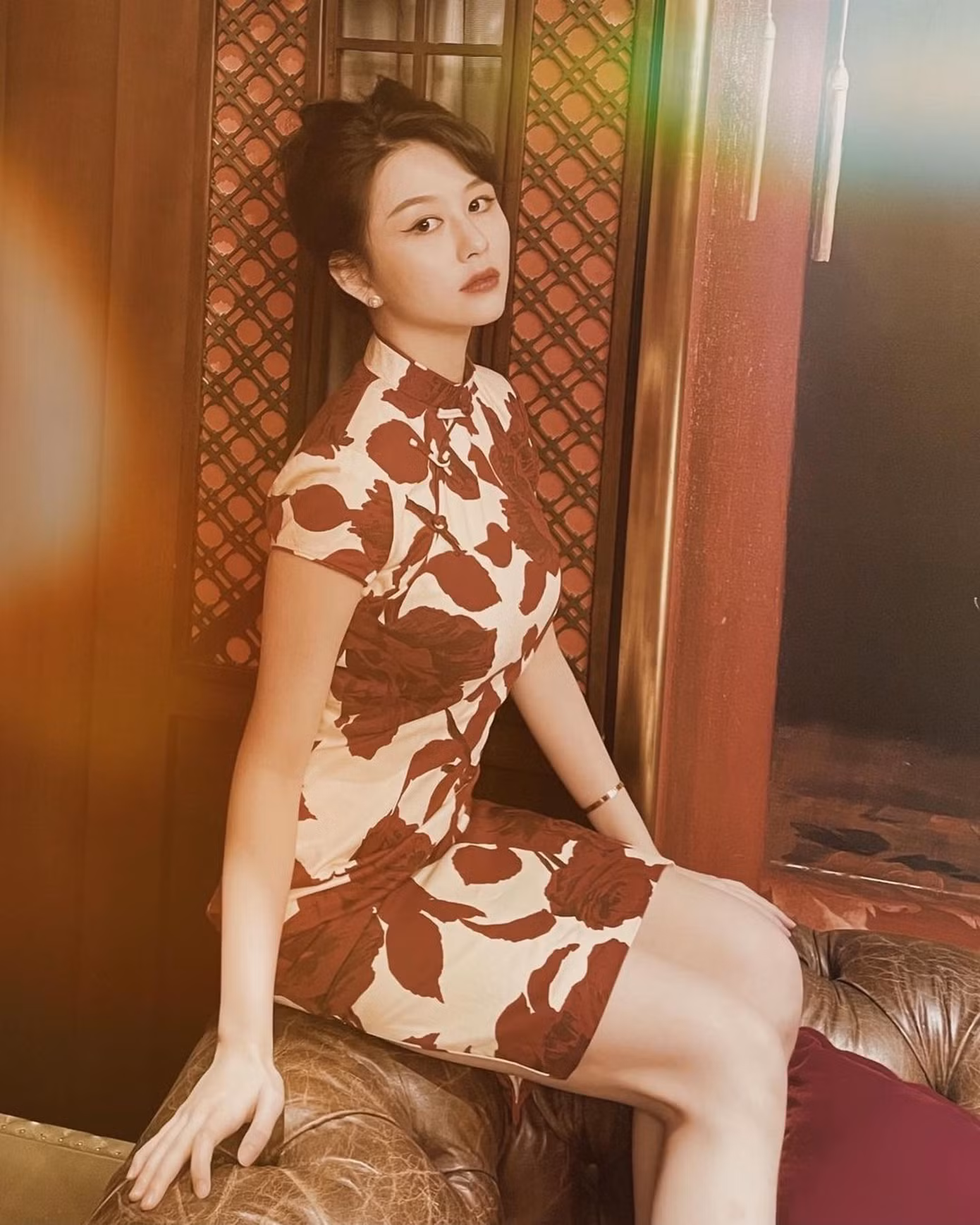 Trong ba con gái của ngôi sao họ Khâu, Thẩm Nguyệt được đánh giá giống mẹ nhất. Tờ Sina nhận xét cô có đôi mắt to tròn, làn da trắng, nhan sắc ngọt ngào, quyến rũ giống Khâu Thục Trinh thời son sắc.