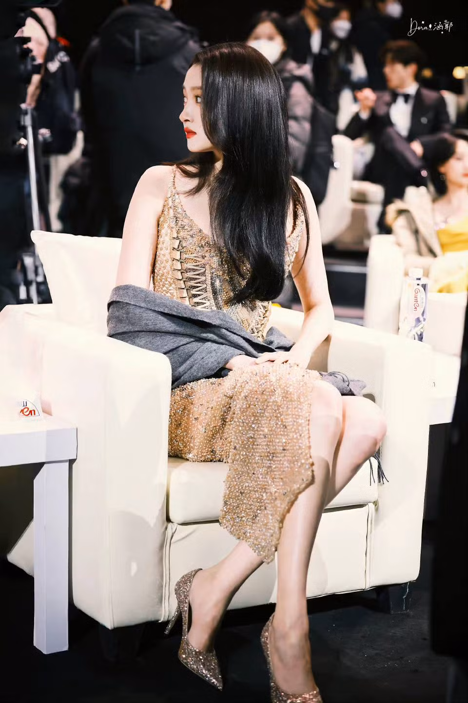 Mỹ nhân 25 tuổi thu hút mọi ánh nhìn nhờ thần thái kiêu kỳ, sang trọng. Ảnh: Weibo.