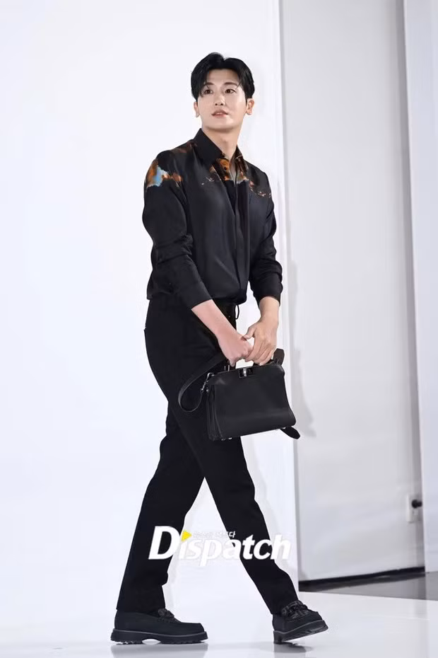 Diễn viên Park Hyung Sik nổi bật tại sự kiện tối 8/2.