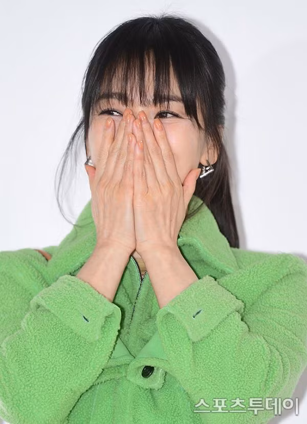 Song Hye Kyo ngượng ngùng khi được phóng viên khen dễ thương.