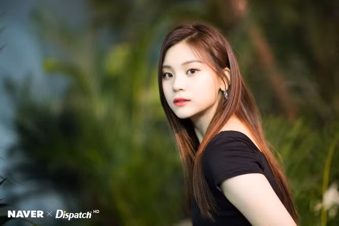 “Những ngày đầu ra mắt, công ty bắt tôi phải tập thể dục và cảm giác như tôi đang bị trừng phạt. Thời gian sau đó, tôi cảm thấy mình khỏe mạnh hơn và học cách trân trọng bản thân”, nữ thần tượng sinh năm 1998 nói.