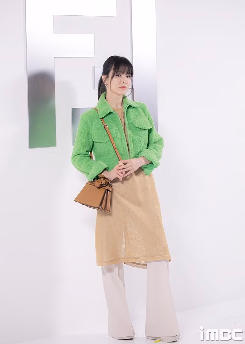 Sự kiện khai trương cửa hàng của thương hiệu Fendi ngày 8/2 trở thành chủ đề được công chúng quan tâm khi có sự góp mặt của nhiều ngôi sao đình đám showbiz Hàn như Song Hye Kyo, Lee Min Ho, Kim Dami, Park Hyung Sik, Sunmi, Yuqi (G)I-DLE, Ahn Yujin (IVE)…