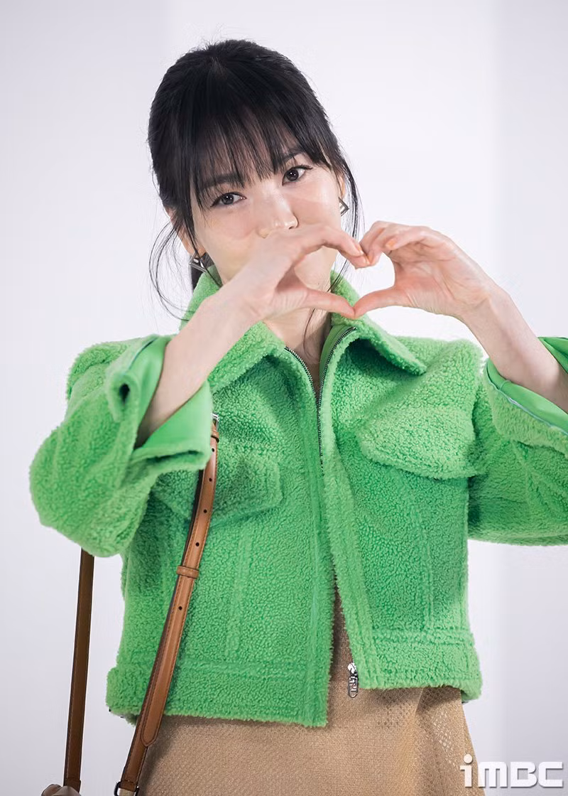 Song Hye Kyo ngượng ngùng khi được phóng viên khen dễ thương.