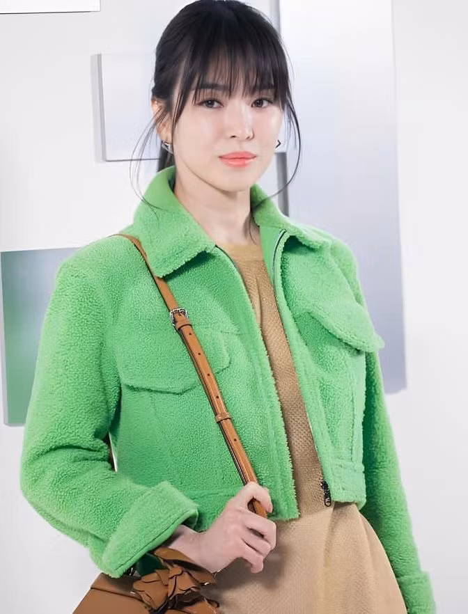 Đặc biệt, giới truyền thông đổ dồn sự chú ý vào Song Hye Kyo khi đây là lần đầu nữ diễn viên xuất hiện công khai sau tin hỷ sự của chồng cũ Song Joong Ki. Ngôi sao Hậu duệ mặt trời được khen ngợi nhan sắc trẻ trung, tươi tắn và thần thái tỏa sáng dù không quá cầu kỳ về kiểu tóc, trang phục.