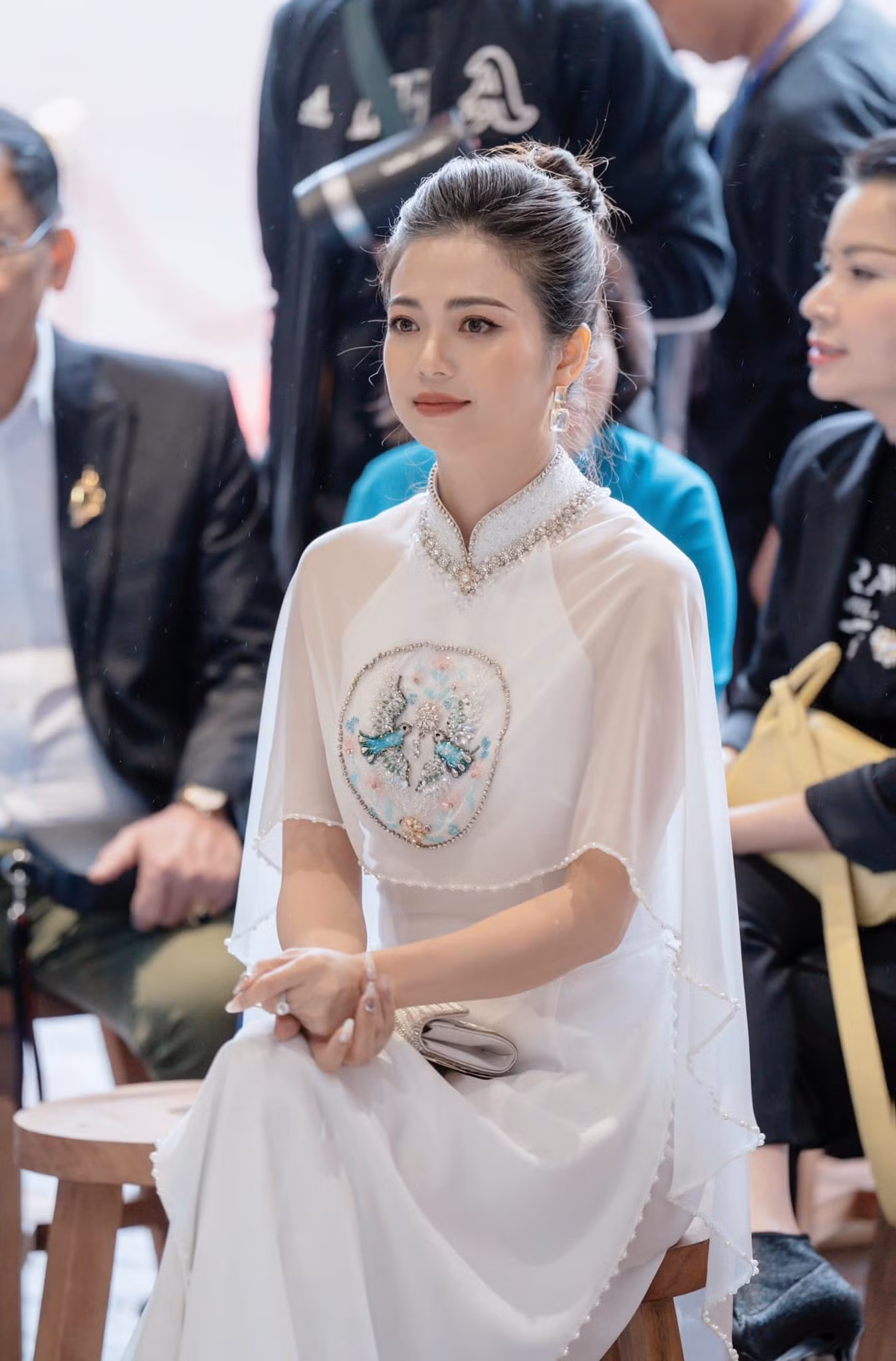Xuất phát điểm của Kiều Anh là nghệ sĩ múa. Năm 13 tuổi, Kiều Anh thi đỗ khoa múa Trường Nghệ thuật Quân đội, 4 năm sau cô vào đoàn văn công biểu diễn trong đơn vị bộ đội biên phòng. Chị được nhận vào biên chế của Nhà hát Ca múa nhạc Việt Nam năm 2004. Sự nghiệp của Kiều Anh rẽ hướng khi nổi tiếng qua Phía trước là bầu trời. Bộ phim giúp tên tuổi Kiều Anh được nhiều người biết đến và tham gia nhiều dự án khác của VTV.