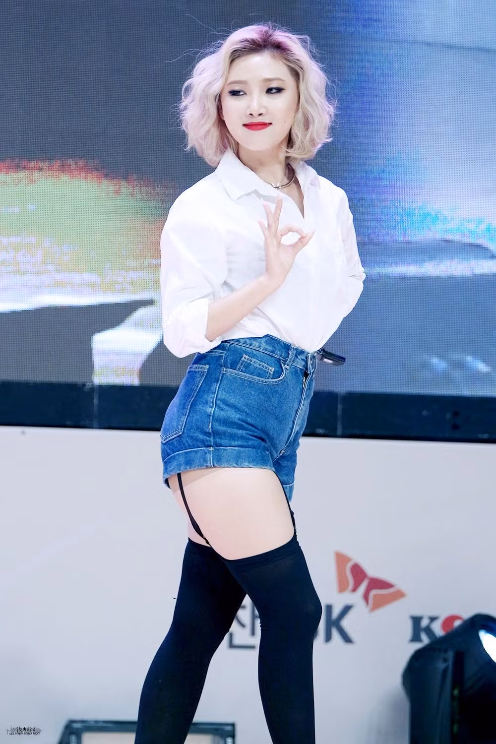 Trong thời gian nhóm Mamamoo còn sôi nổi hoạt động, Hwasa luôn diện những trang phục gợi cảm, trưởng thành khoe đường cong cơ thể. Thay vì theo đuổi vẻ đẹp mong manh, nữ thần tượng ưa thích diện đồ bó sát, khoe được 3 vòng bốc lửa, bắp đùi mật ong nóng bỏng.