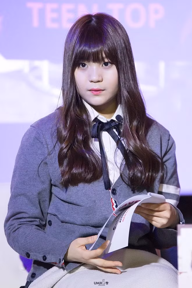 Những năm đầu hoạt động trong nhóm nhạc G-Friend, Umji gặp khó khăn khi thường xuyên bị khán giả chê bai ngoại hình, gọi cô là “lỗ hổng visual” thậm chí cho rằng cô không nên được ra mắt. Không chỉ vậy, cô còn bị đặt biệt danh "idol Kpop xấu nhất lịch sử". Những lời chỉ trích nặng nề, nữ thần tượng sinh năm 1998 tự ti, luôn nấp sau lưng người khác.