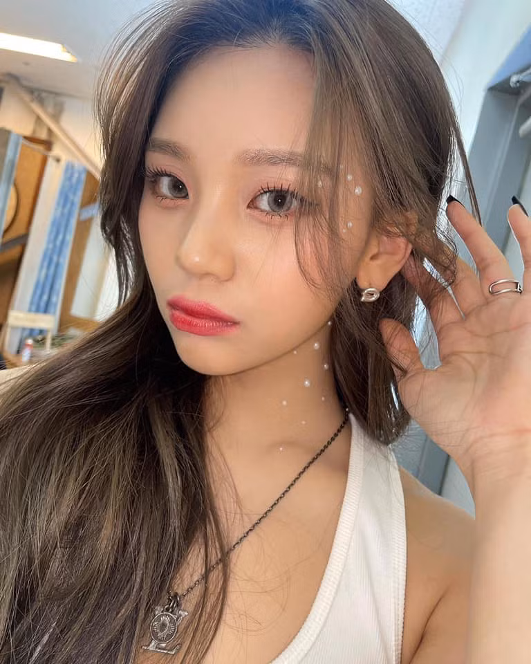 Nhiều cư dân mạng cho rằng gương mặt hiện tại của Umji đã qua phẫu thuật thẩm mỹ như gọt hàm, sửa mũi, nữ idol chưa lên tiếng về chuyện này.
