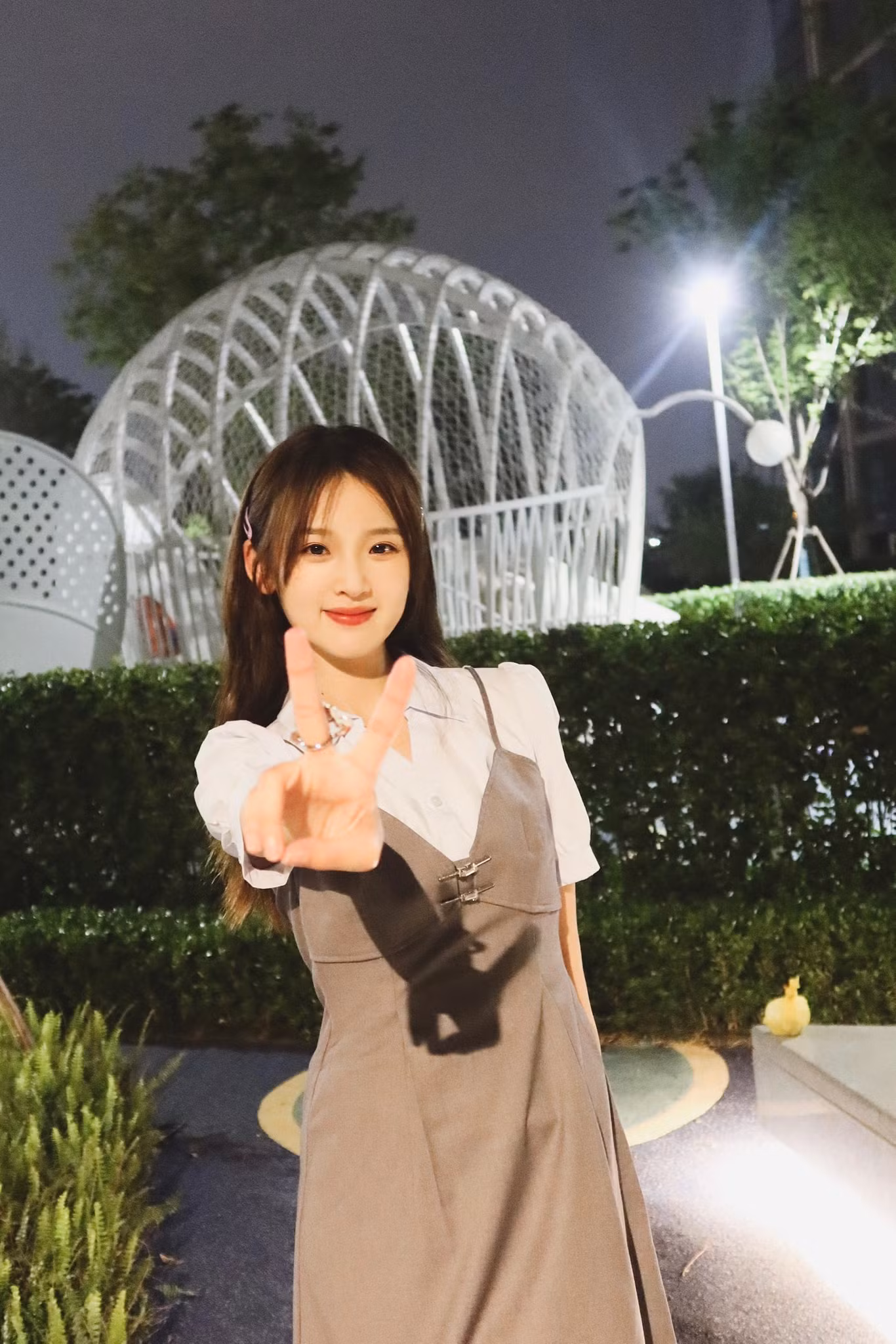 Với những miêu tả đó, rõ ràng Trương Miểu Di chưa đáp ứng đủ điều kiện với nhiều khán giả. Việc diễn lại nhân vật kinh điển cũng là áp lực lớn với nữ diễn viên chưa có nhiều thành tựu. Ngoài ra, trang phục, cách trang điểm của Trương Miểu Di trong phim được nhận xét không đẹp mắt, rẻ tiền.