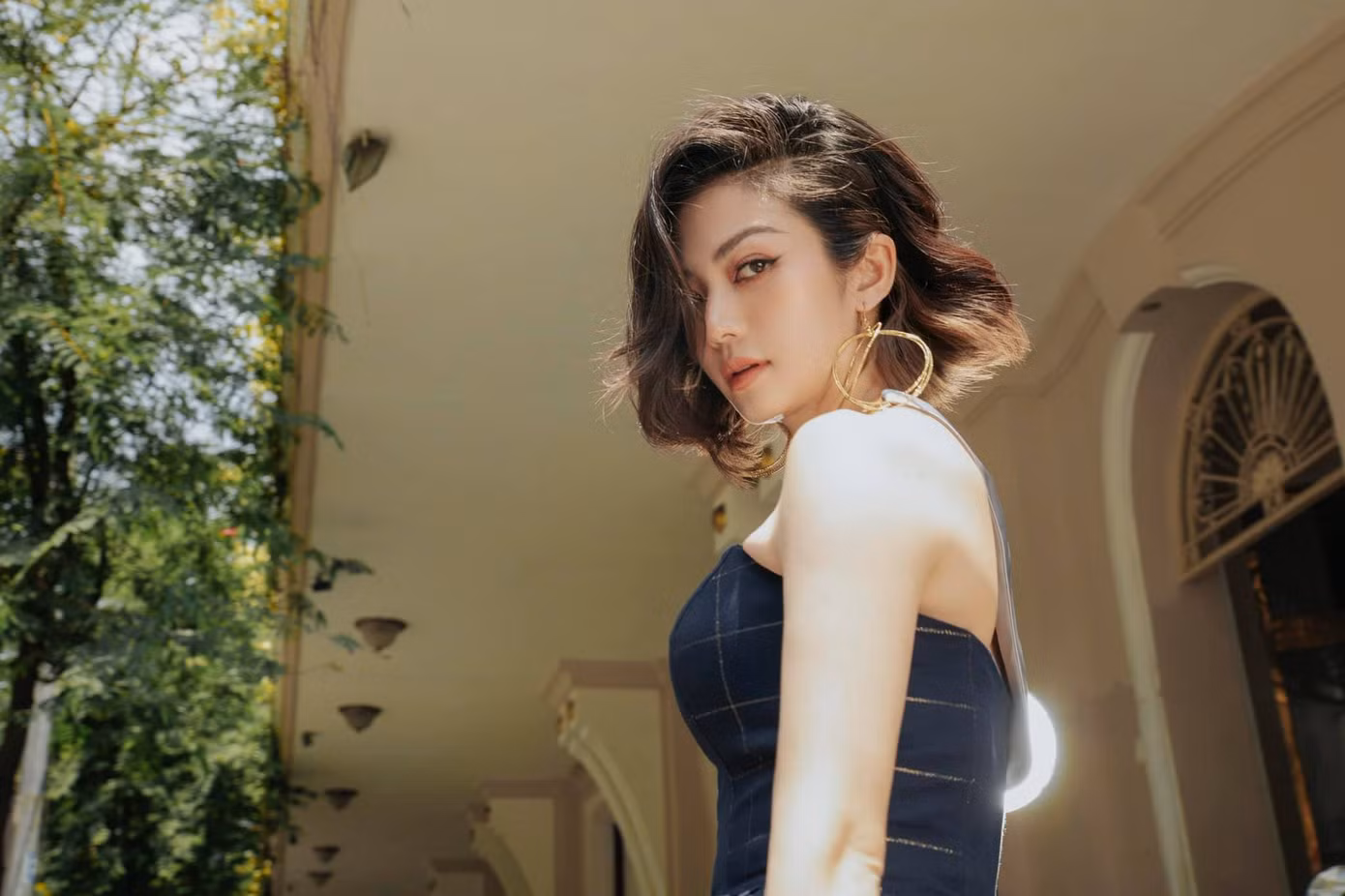 Kiều Anh kín đáo chuyện đời tư. Cô làm mẹ đơn thân nhiều năm và thông báo kết hôn năm 2019 với bạn trai không hoạt động trong lĩnh vực nghệ thuật.
