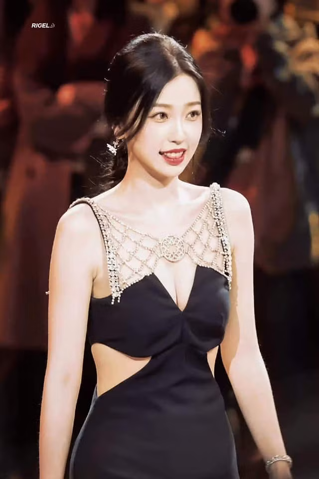 Gần đây nhất trong đêm hội Weibo, Ngu Thư Hân khiến cư dân mạng bất ngờ khi diện hai bộ váy hở bạo. Nữ diễn viên sinh năm 1995 không dùng trang phục này đi thảm đỏ gây tiếc nuối. Tuy nhiên, nhiều khán giả cho rằng ê-kíp đã có sự tính toán kỹ càng. Những trang phục cắt xẻ sâu ở ngực sẽ gây bất tiện cho người mặc nếu không may gặp sự cố trên thảm đỏ hoặc rơi vào góc máy nhạy cảm. Bên cạnh đó, không ít ý kiến cho rằng ê-kíp đã chỉnh sửa hình ảnh quá đà, đời thực trên thảm đỏ và ảnh do phòng làm việc đăng tải lộ rõ sự chênh lệch.