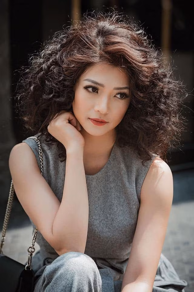 Ngoài đời, Kiều Anh hướng đến phong cách quyến rũ, thanh lịch. Diễn viên từng lên tiếng phủ nhận chuyện động chạm “dao kéo”, khẳng định vẫn giữ nét nguyên bản. "Đến thời điểm này, tôi chưa chỉnh sửa bất cứ điểm nào trên khuôn mặt. Tôi vẫn thích nét đẹp tự nhiên hơn, dù nó không hoàn hảo", cô chia sẻ.
