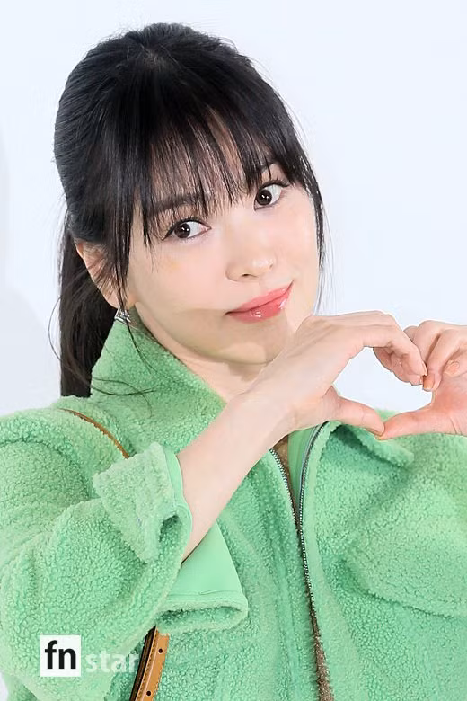 Sau khi Song Joong Ki thông báo lấy vợ hai, cộng đồng mạng quan tâm tới phản ứng của Song Hye Kyo. Nữ diễn viên ngừng cập nhật Instagram từ 28/1, nhiều người cho rằng cô giữ im lặng để tránh gây chú ý.