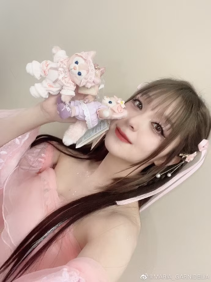 Maria sinh năm 1992, tên đầy đủ là Maria Mai Mizuhashi, bắt đầu sự nghiệp ca hát trong nhóm nhạc Harajuku BJ Girls (tên khác là Chix Chicks). Thời gian hoạt động trong nhóm, Maria có nhiều ca khúc quảng bá cho các bộ anime như Brand New Morning (phim Kamisama Kazoku), Dream Maiden (phim Dōjin Work), Kaze no Message và Message of the Wind - bài hát chủ đề Pokémon: Diamond and Pearl. Maria sinh năm 1992, tên đầy đủ là Maria Mai Mizuhashi, bắt đầu sự nghiệp ca hát trong nhóm nhạc Harajuku BJ Girls (tên khác là Chix Chicks). Thời gian hoạt động trong nhóm, Maria có nhiều ca khúc quảng bá cho các bộ anime như Brand New Morning (phim Kamisama Kazoku), Dream Maiden (phim Dōjin Work), Kaze no Message và Message of the Wind - bài hát chủ đề Pokémon: Diamond and Pearl.