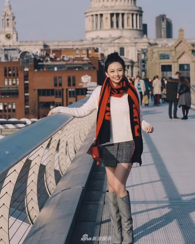 Đam mê thời trang song gia đình chưa muốn con gái tham gia vào môi trường showbiz. Cô từng phải gác lại con đường nghệ thuật để hoàn thành việc học, tiếp quản việc kinh doanh của gia đình. Ái nữ nhà Khâu Thục Trinh theo học tiếng Nhật và Tâm lý học tại Đại học British Columbia ở Vancouver (Canada).