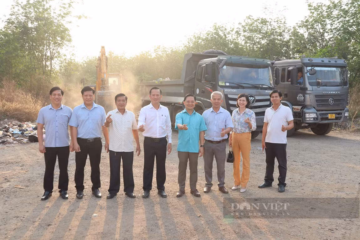 Lãnh đạo UBND thành phố Đồng Xoài đã xuống hiện trường khu đất được hiến tặng vào ngày 6/2. Ảnh: Đ.X