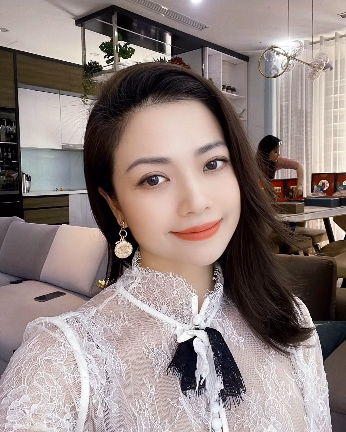 Xuất phát điểm của Kiều Anh là nghệ sĩ múa. Năm 13 tuổi, Kiều Anh thi đỗ khoa múa Trường Nghệ thuật Quân đội, 4 năm sau cô vào đoàn văn công biểu diễn trong đơn vị bộ đội biên phòng. Chị được nhận vào biên chế của Nhà hát Ca múa nhạc Việt Nam năm 2004. Sự nghiệp của Kiều Anh rẽ hướng khi nổi tiếng qua Phía trước là bầu trời. Bộ phim giúp tên tuổi Kiều Anh được nhiều người biết đến và tham gia nhiều dự án khác của VTV.