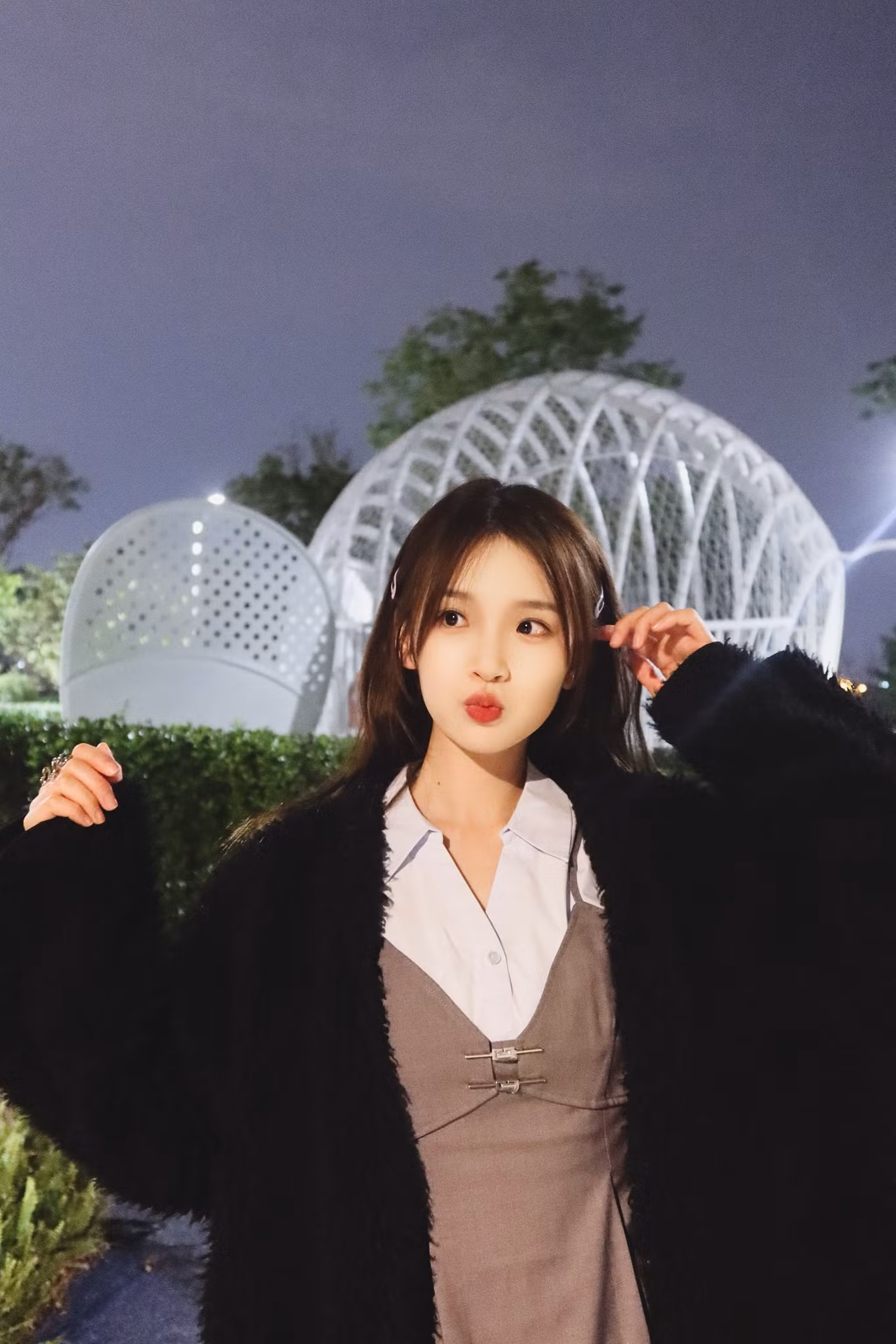Với những miêu tả đó, rõ ràng Trương Miểu Di chưa đáp ứng đủ điều kiện với nhiều khán giả. Việc diễn lại nhân vật kinh điển cũng là áp lực lớn với nữ diễn viên chưa có nhiều thành tựu. Ngoài ra, trang phục, cách trang điểm của Trương Miểu Di trong phim được nhận xét không đẹp mắt, rẻ tiền.