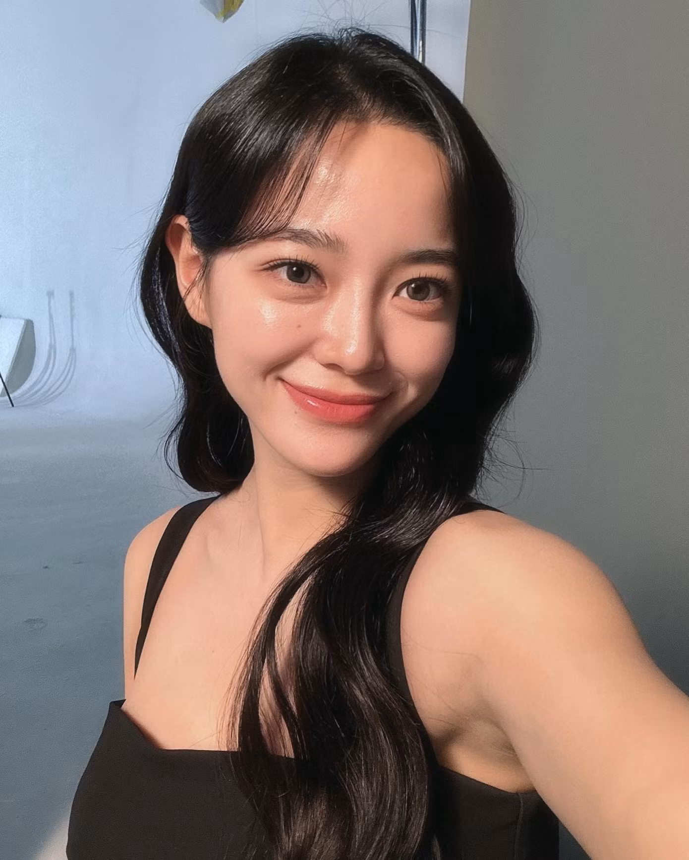 Nổi tiếng từ khi tham gia show sống còn Produce 101 mùa 1, Kim Se Jeong ra mắt trong nhóm nhạc dự án I.O.I sau đó là gugudan.