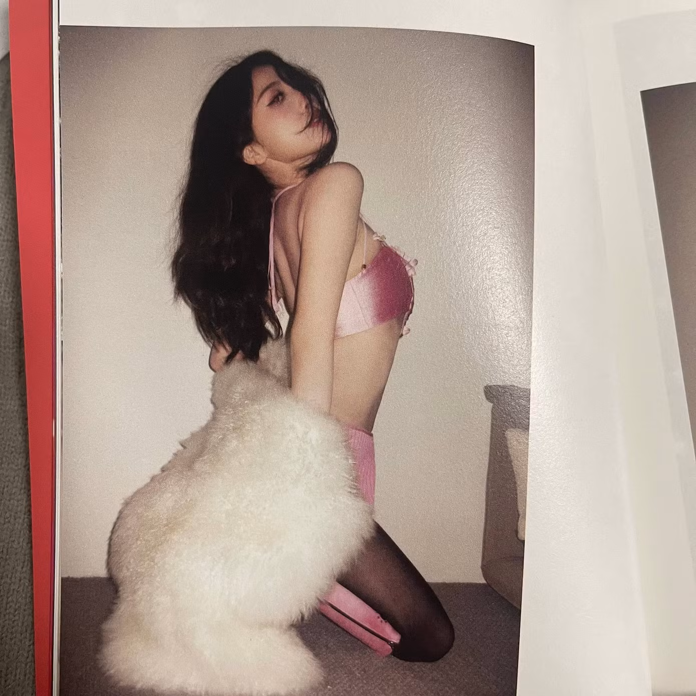 Trong photobook phát hành hồi tháng 3, ngôi sao Trạm kế tiếp là hạnh phúc gây tranh luận vì cách tạo dáng. Nhiều ý kiến chỉ trích cô tạo dáng thô tục, phản cảm. Trái lại, nhiều fan khen nữ diễn viên đa dạng phong cách.