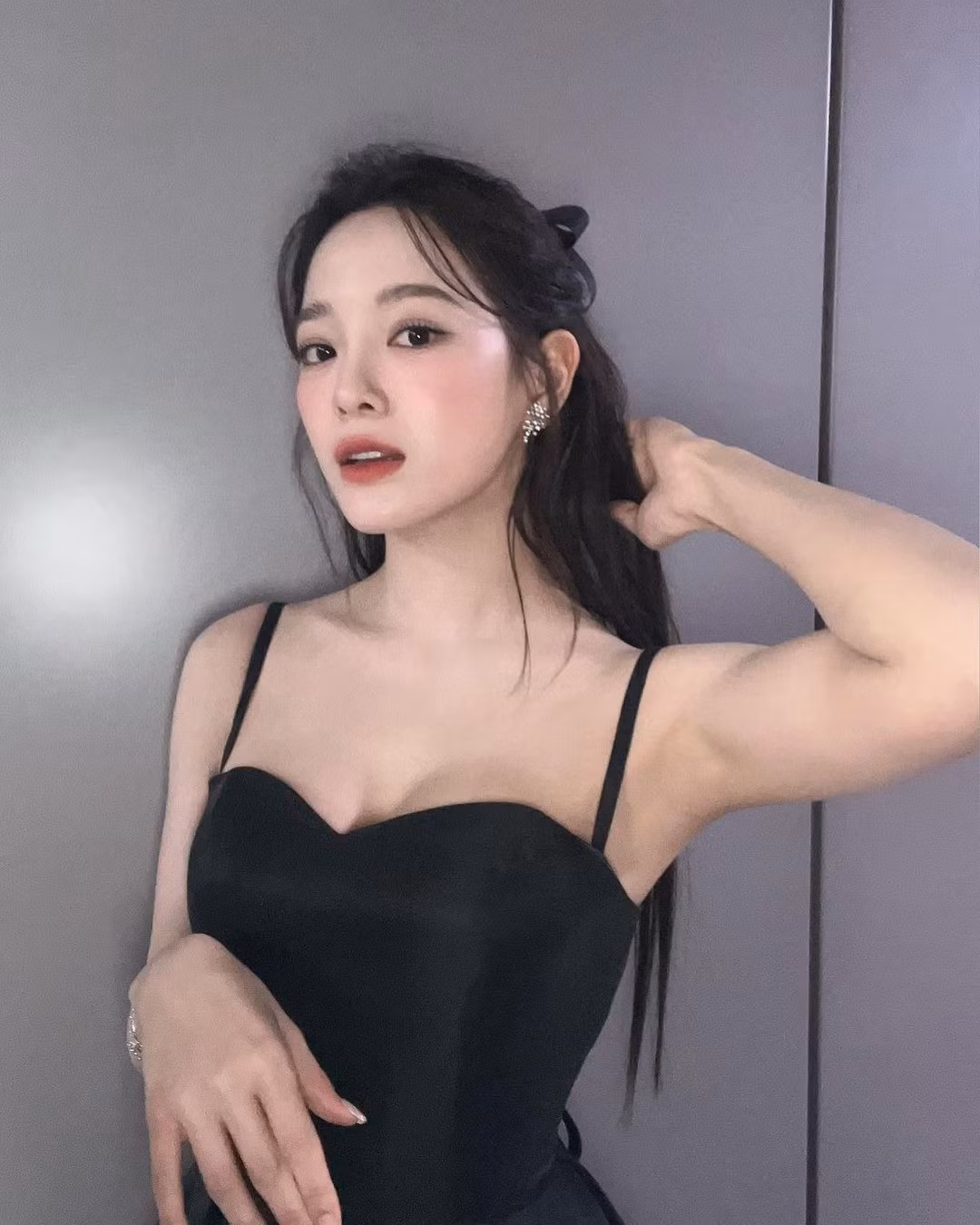 Nổi tiếng từ khi tham gia show sống còn Produce 101 mùa 1, Kim Se Jeong ra mắt trong nhóm nhạc dự án I.O.I sau đó là gugudan.