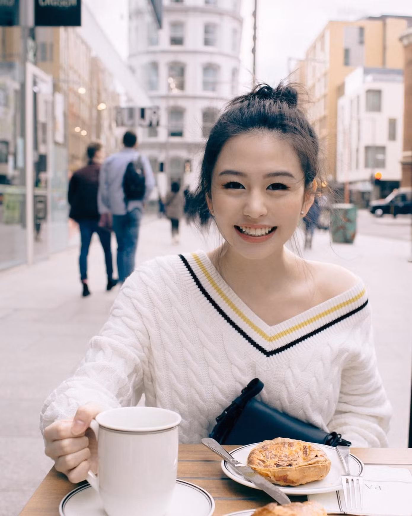 Đam mê thời trang song gia đình chưa muốn con gái tham gia vào môi trường showbiz. Cô từng phải gác lại con đường nghệ thuật để hoàn thành việc học, tiếp quản việc kinh doanh của gia đình. Ái nữ nhà Khâu Thục Trinh theo học tiếng Nhật và Tâm lý học tại Đại học British Columbia ở Vancouver (Canada).